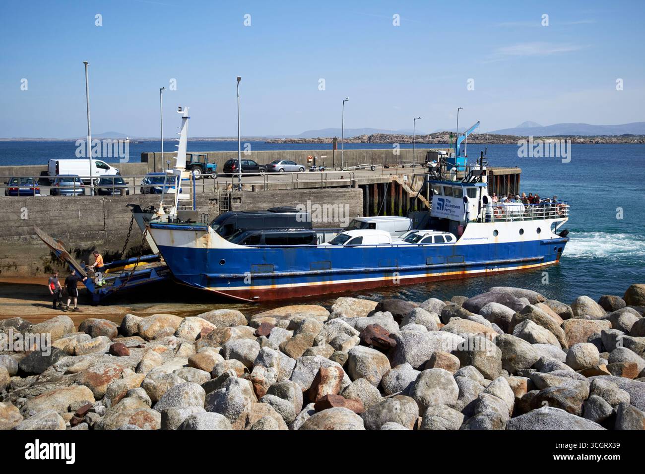 blue arranmore traghetto ormeggiato su arranmore arainn contea di mhor donegal repubblica d'irlanda Foto Stock