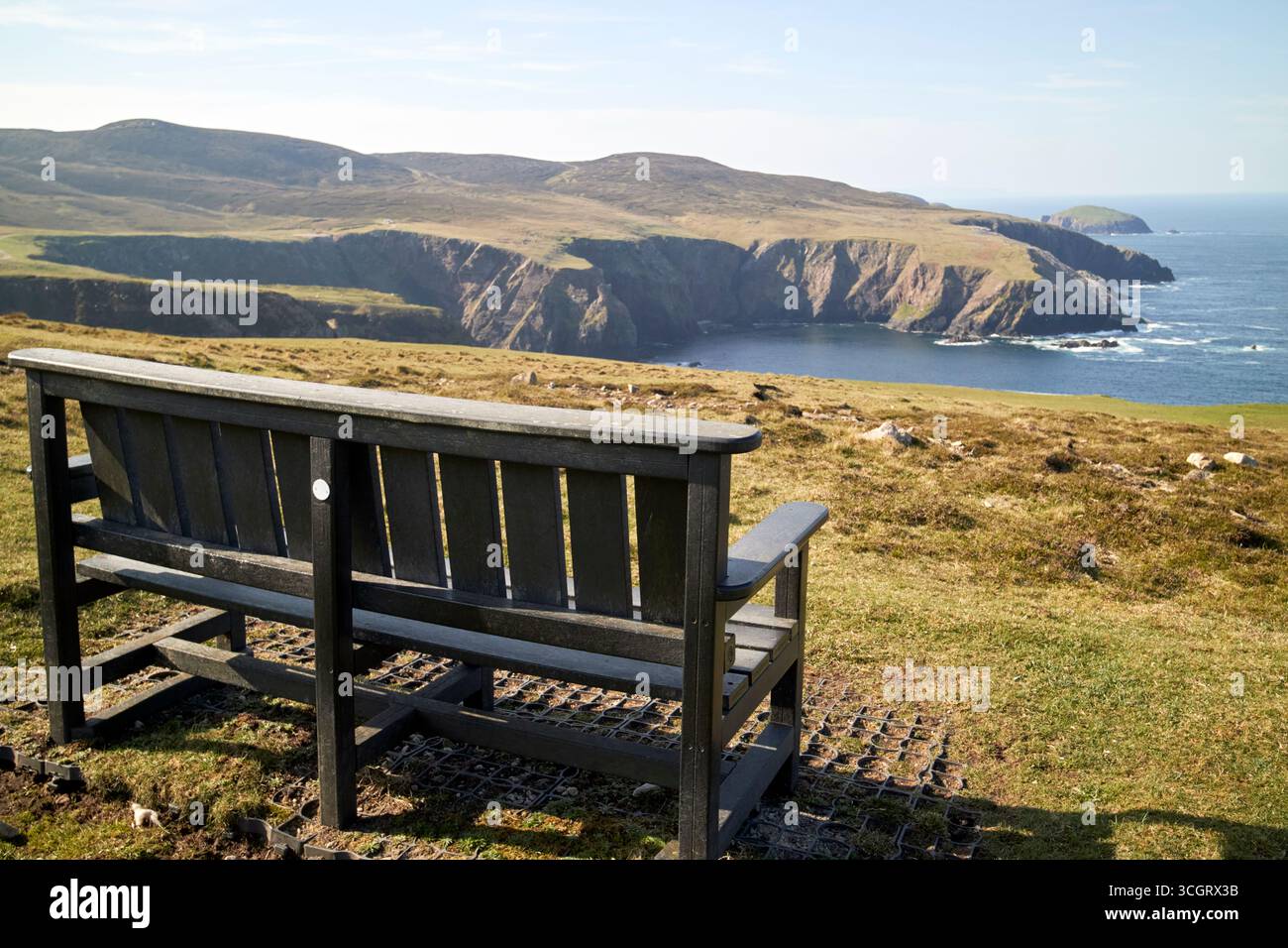 panchina vuota del parco con vista sulle scogliere arranmore e sull'oceano atlantico arranmore island county donegal, repubblica d'irlanda Foto Stock