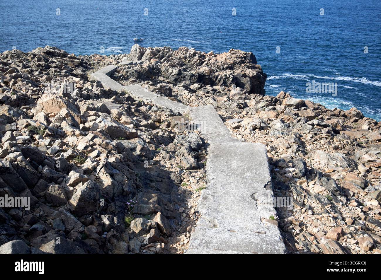 organizza più scalini del faro giù per il mare insegnano un tsolais arainn contea di mhor donegal repubblica d'irlanda Foto Stock