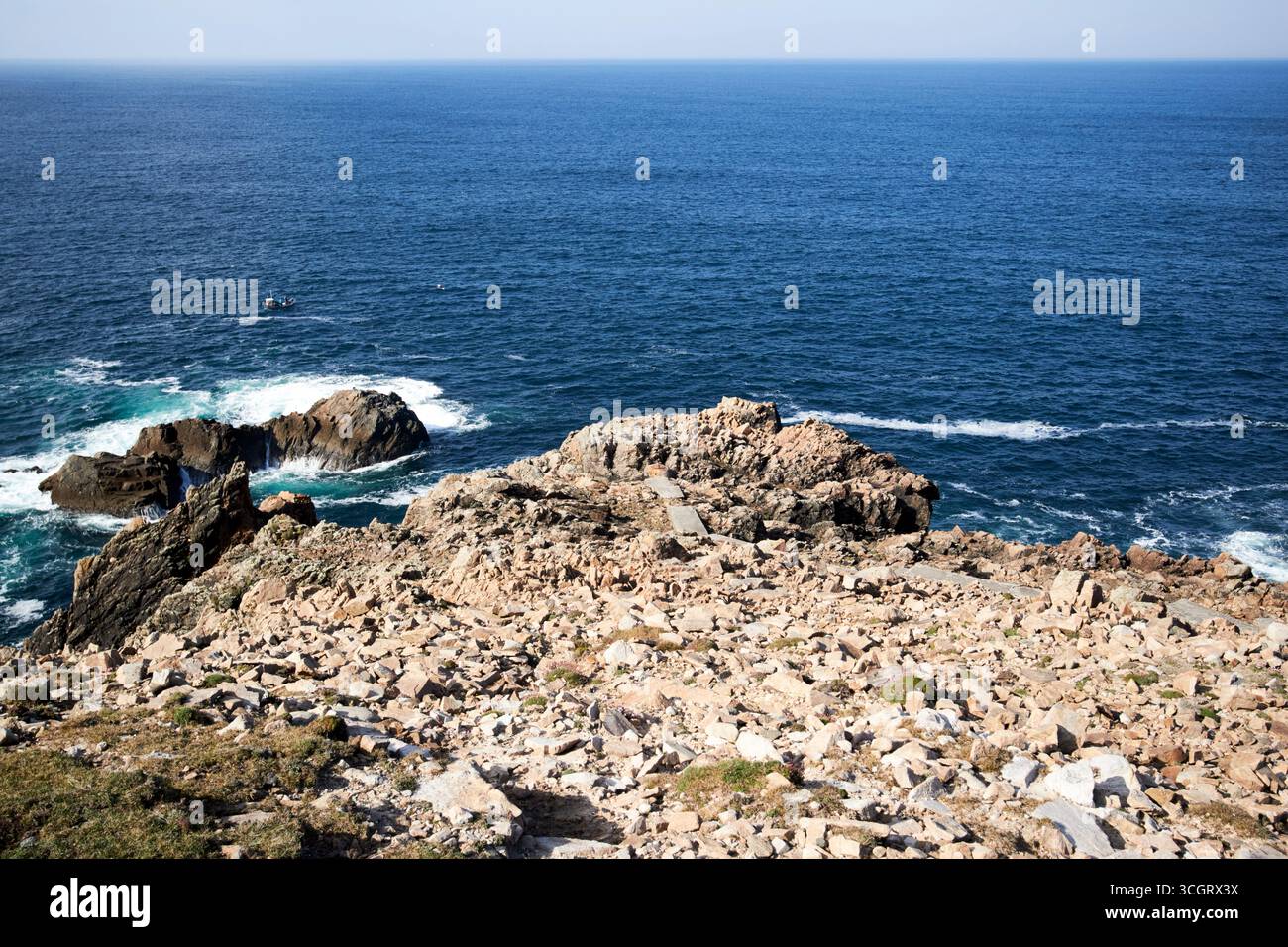 organizza più scalini del faro giù per il mare insegnano un tsolais arainn contea di mhor donegal repubblica d'irlanda Foto Stock