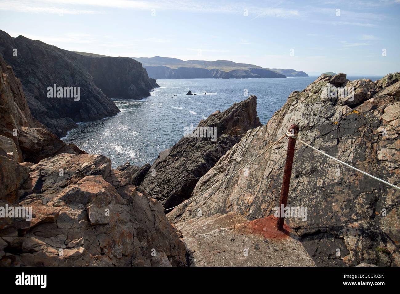 organizza più scalini del faro giù per il mare insegnano un tsolais arainn contea di mhor donegal repubblica d'irlanda Foto Stock