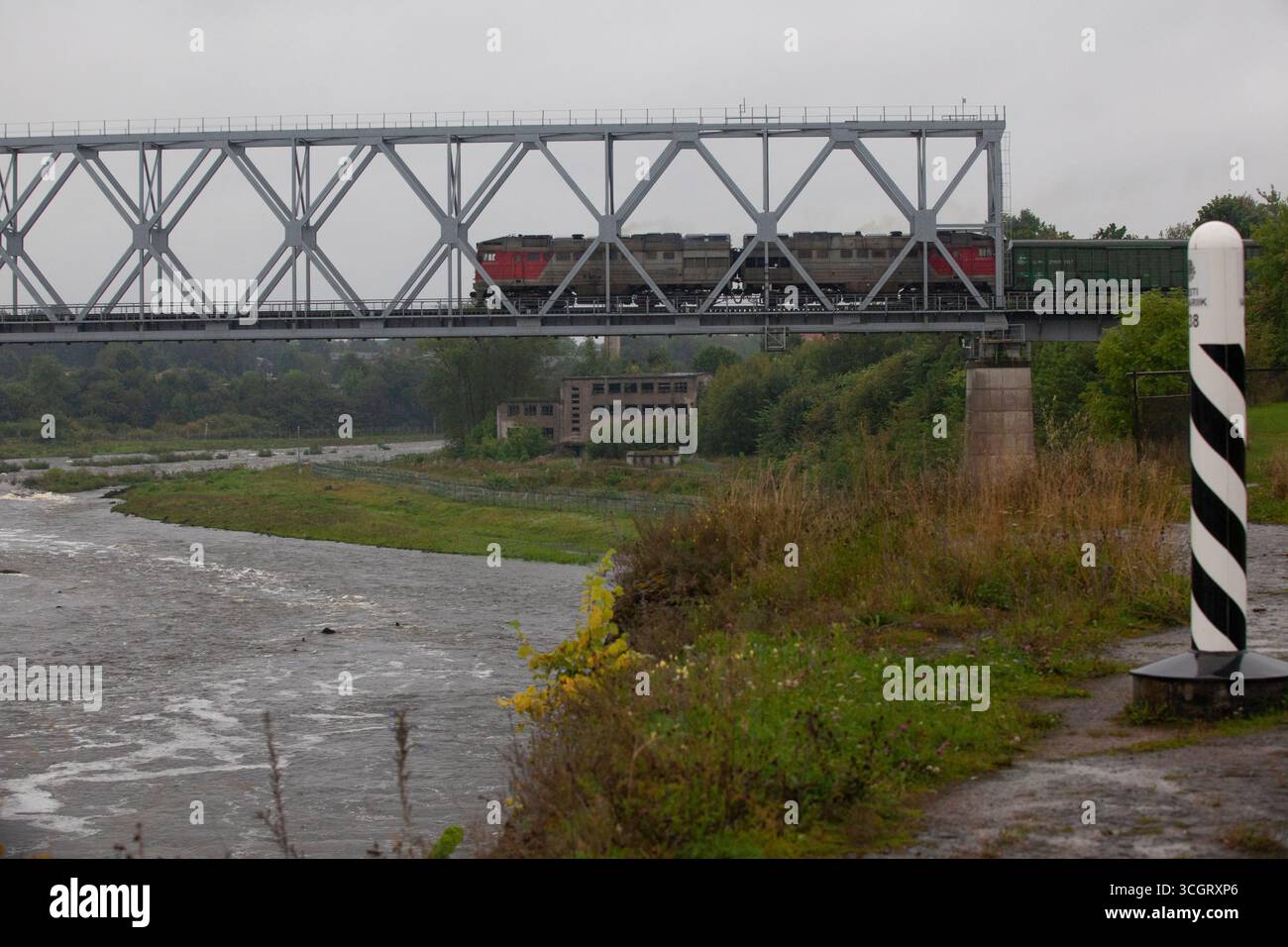 La città estone di Narva si trova nel punto più orientale del paese e confina con la Russia con il confine tra l'Unione europea e gli stati NATO, e la Federazione russa pesantemente sanzionata che corre lungo il fiume Narva. Un treno merci attraversa la Russia dall'Estonia trasportando merci che possono essere trasbordate attraverso la Russia o che possono essere autorizzate nonostante le sanzioni. La linea ferroviaria non è più aperta ai treni passeggeri dopo l'invasione su vasta scala dell'Ucraina da parte della Russia nel 2022. Crediti: Anna Watson/Alamy Live News Foto Stock