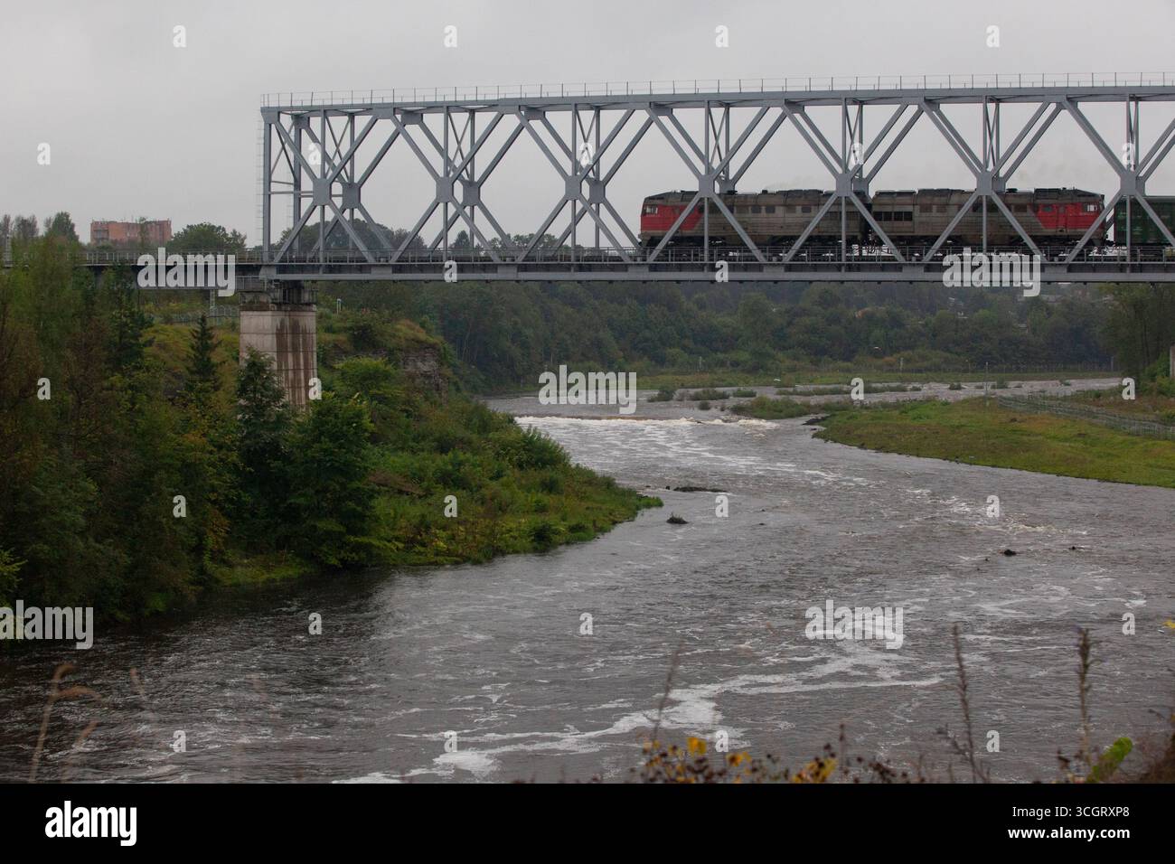 La città estone di Narva si trova nel punto più orientale del paese e confina con la Russia con il confine tra l'Unione europea e gli stati NATO, e la Federazione russa pesantemente sanzionata che corre lungo il fiume Narva. Un treno merci attraversa la Russia dall'Estonia trasportando merci che possono essere trasbordate attraverso la Russia o che possono essere autorizzate nonostante le sanzioni. La linea ferroviaria non è più aperta ai treni passeggeri dopo l'invasione su vasta scala dell'Ucraina da parte della Russia nel 2022. Crediti: Anna Watson/Alamy Live News Foto Stock