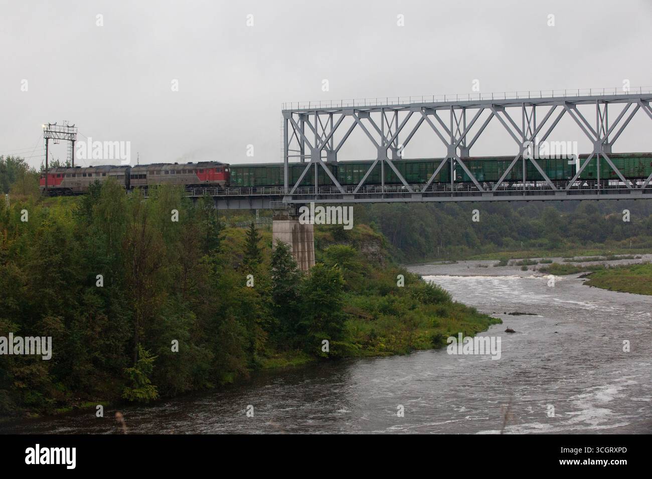 La città estone di Narva si trova nel punto più orientale del paese e confina con la Russia con il confine tra l'Unione europea e gli stati NATO, e la Federazione russa pesantemente sanzionata che corre lungo il fiume Narva. Un treno merci attraversa la Russia dall'Estonia trasportando merci che possono essere trasbordate attraverso la Russia o che possono essere autorizzate nonostante le sanzioni. La linea ferroviaria non è più aperta ai treni passeggeri dopo l'invasione su vasta scala dell'Ucraina da parte della Russia nel 2022. Crediti: Anna Watson/Alamy Live News Foto Stock