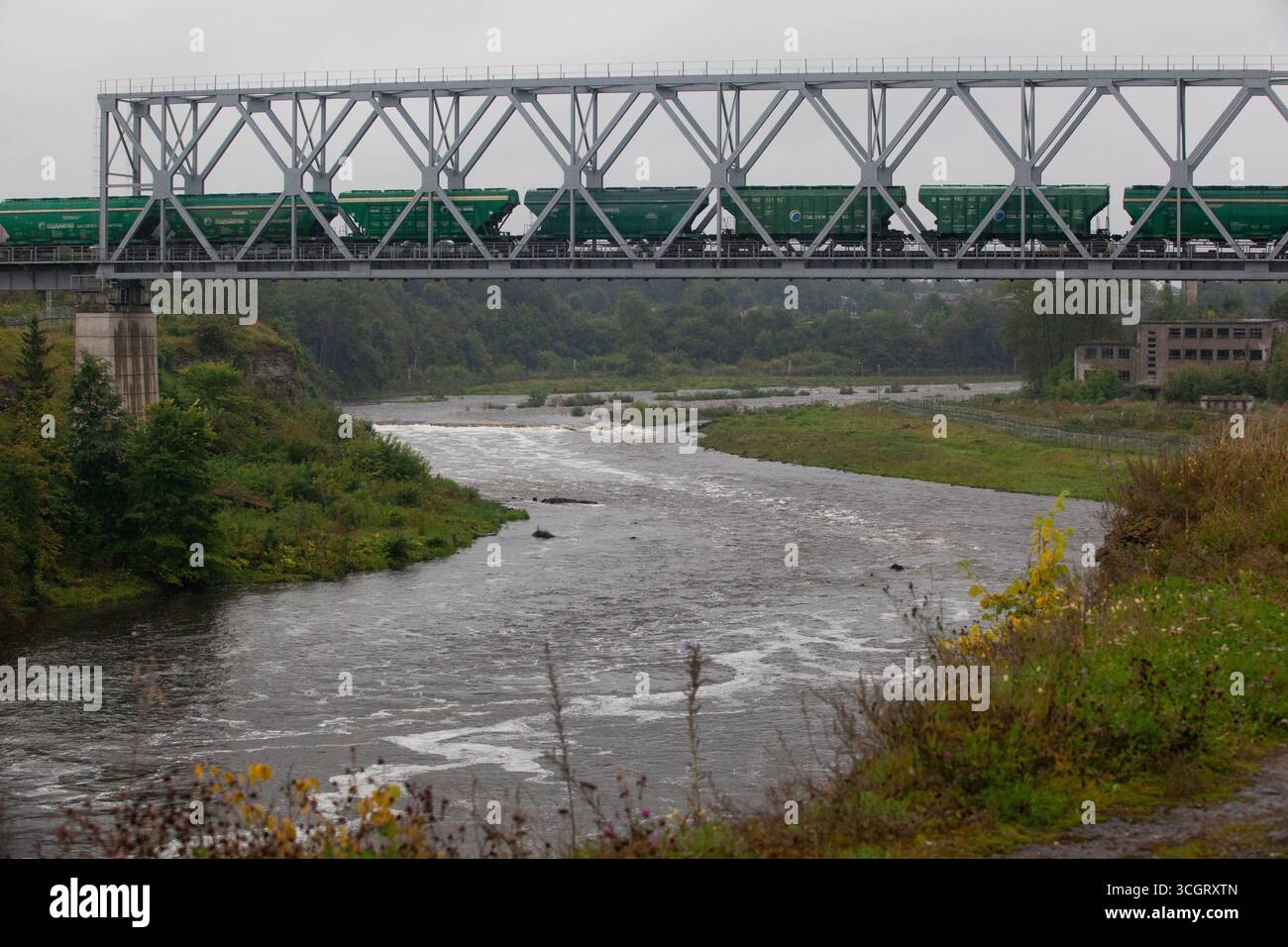 La città estone di Narva si trova nel punto più orientale del paese e confina con la Russia con il confine tra l'Unione europea e gli stati NATO, e la Federazione russa pesantemente sanzionata che corre lungo il fiume Narva. Un treno merci attraversa la Russia dall'Estonia trasportando merci che possono essere trasbordate attraverso la Russia o che possono essere autorizzate nonostante le sanzioni. La linea ferroviaria non è più aperta ai treni passeggeri dopo l'invasione su vasta scala dell'Ucraina da parte della Russia nel 2022. Crediti: Anna Watson/Alamy Live News Foto Stock