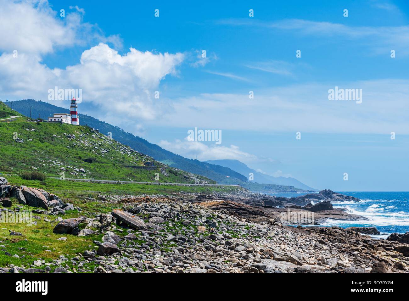 Vista panoramica del faro di Cabo Silleiro a Bayona, Pontevedra, con costa frastagliata e Oceano Atlantico Foto Stock