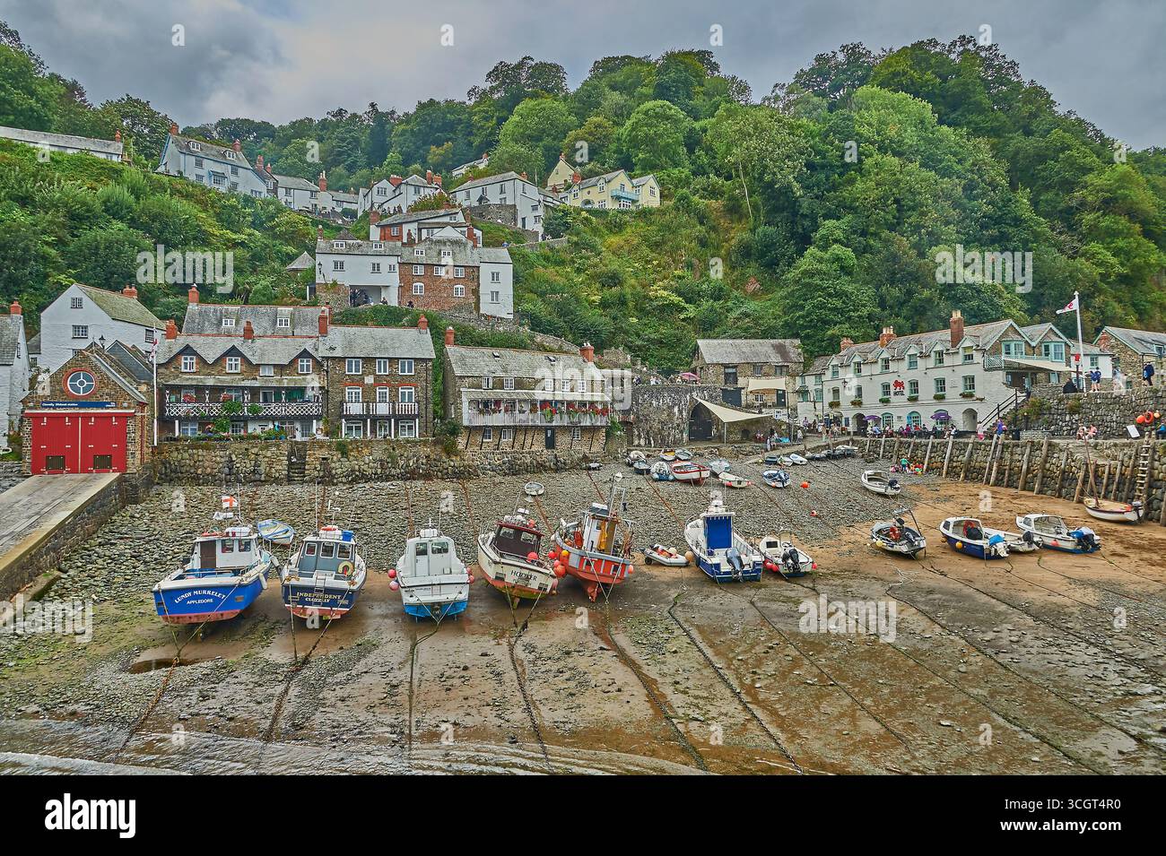Piccolo porto con bassa marea nel villaggio Devon di Clovelly Foto Stock