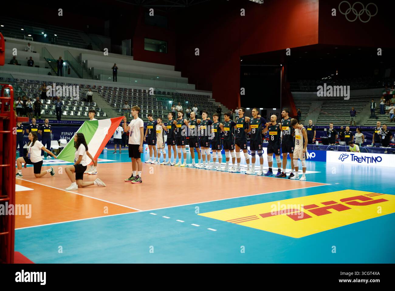 Membri della squadra italiana durante l'inno nazionale italiano durante la COPPA FIPAV MASCHILE ELITE 2025, partita di pallavolo tra la nazionale italiana e la nazionale turca, il 29 agosto 2025, Pala Vela, Torino, Italia. Crediti: Nderim Kaceli/Alamy Live News Foto Stock