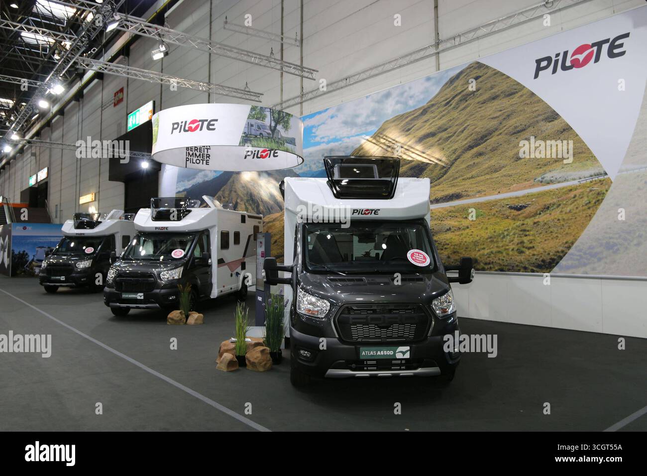 Stand von Pilote mit dem Wohnmobil Pilote Atlas A650D auf Ford Basis im Vordergrund, Caravan Salon Düsseldorf 29.08. - 07.09.2025, Messe Düsseldorf, Weltleitmesse für mobiles Reisen, weltgrößte Messe für Reisemobile und Caravans, Camping & Caravaning, mobiler Urlaub, Düsseldorf D *** Pilote stand con il camper Pilote Atlas A650D basato su Ford in primo piano, Caravan Salon Düsseldorf 29 08 07 09 2025, Messe Düsseldorf, fiera leader al mondo per viaggi mobili, camper vacanze, camper, roulotte, camper, camper, camper, camper e roulotte e roulotte Düsseldorf Foto Stock