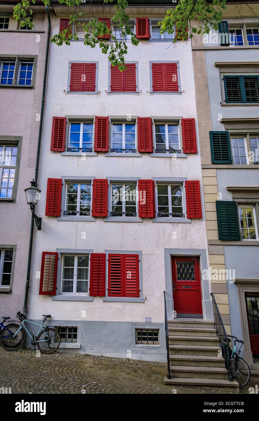 Una strada pittoresca nel centro storico, fiancheggiata da edifici classici, architettura tradizionale, persiane in legno ad Altstadt, Zurigo, Svizzera Foto Stock