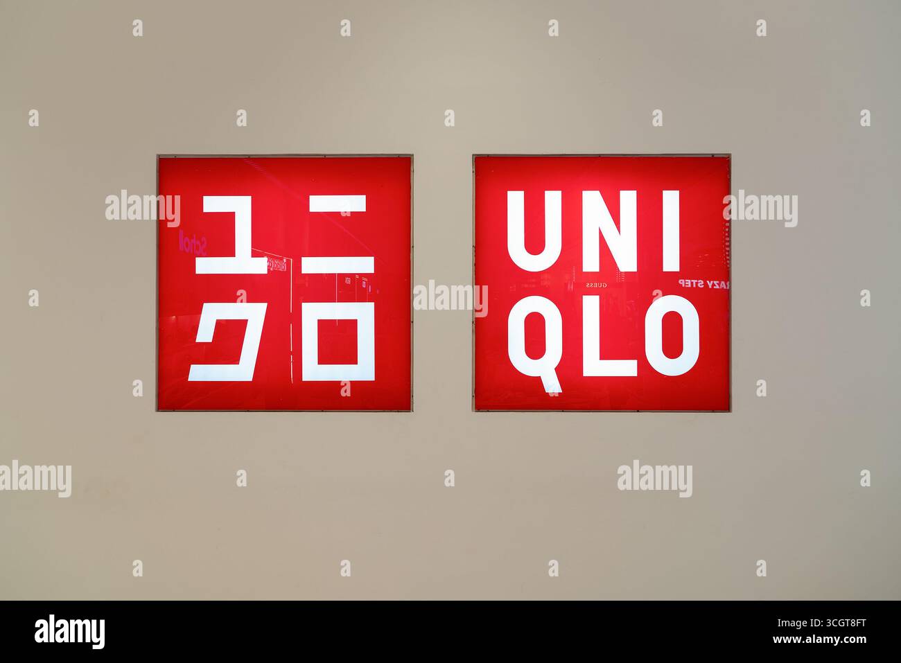 Bangkok, Thailandia - 15 ottobre 2024: Primo piano del cartello Uniqlo visto nel negozio del centro commerciale Siam Paragon. Foto Stock