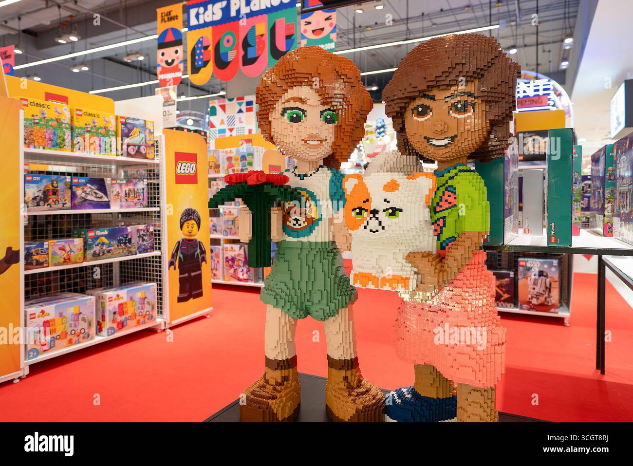 Bangkok, Thailandia - 15 ottobre 2024: Due figure a grandezza naturale di donne costruite con mattoni LEGO, che rappresentano personaggi della serie LEGO Friends, dis Foto Stock