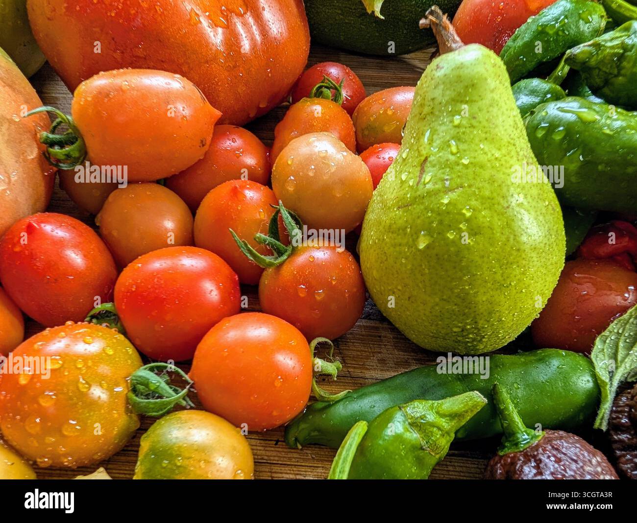 Raccolta autunnale canadese di verdure cimellate, erbe e frutta Foto Stock