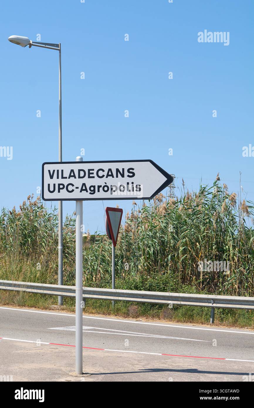 Segnaletica stradale che mostra l'ingresso al comune di Viladecans e al campus di innovazione agricola UPC-Agropolis. Foto Stock