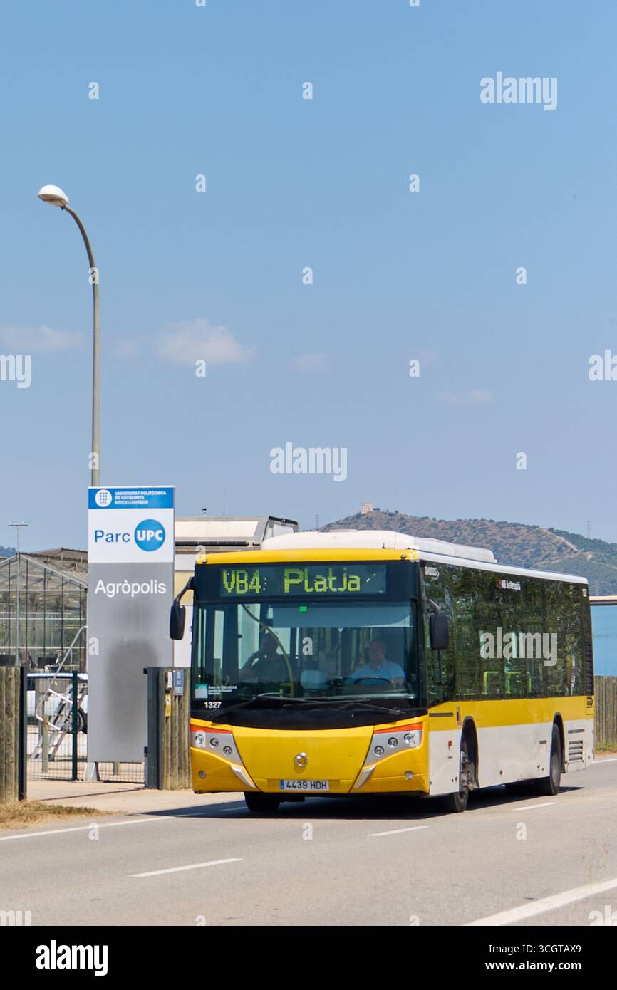 Viladecans. Barcellona - 29 agosto 2025: Immagine della mobilità urbana in una giornata di sole, che mostra il trasporto sostenibile accanto a un'innovazione agricola c Foto Stock