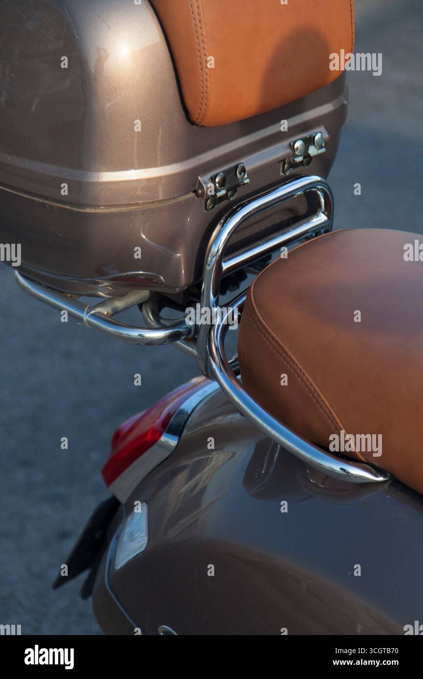 Parte posteriore di una Vespa Piaggio marrone con vano bagagli Foto Stock
