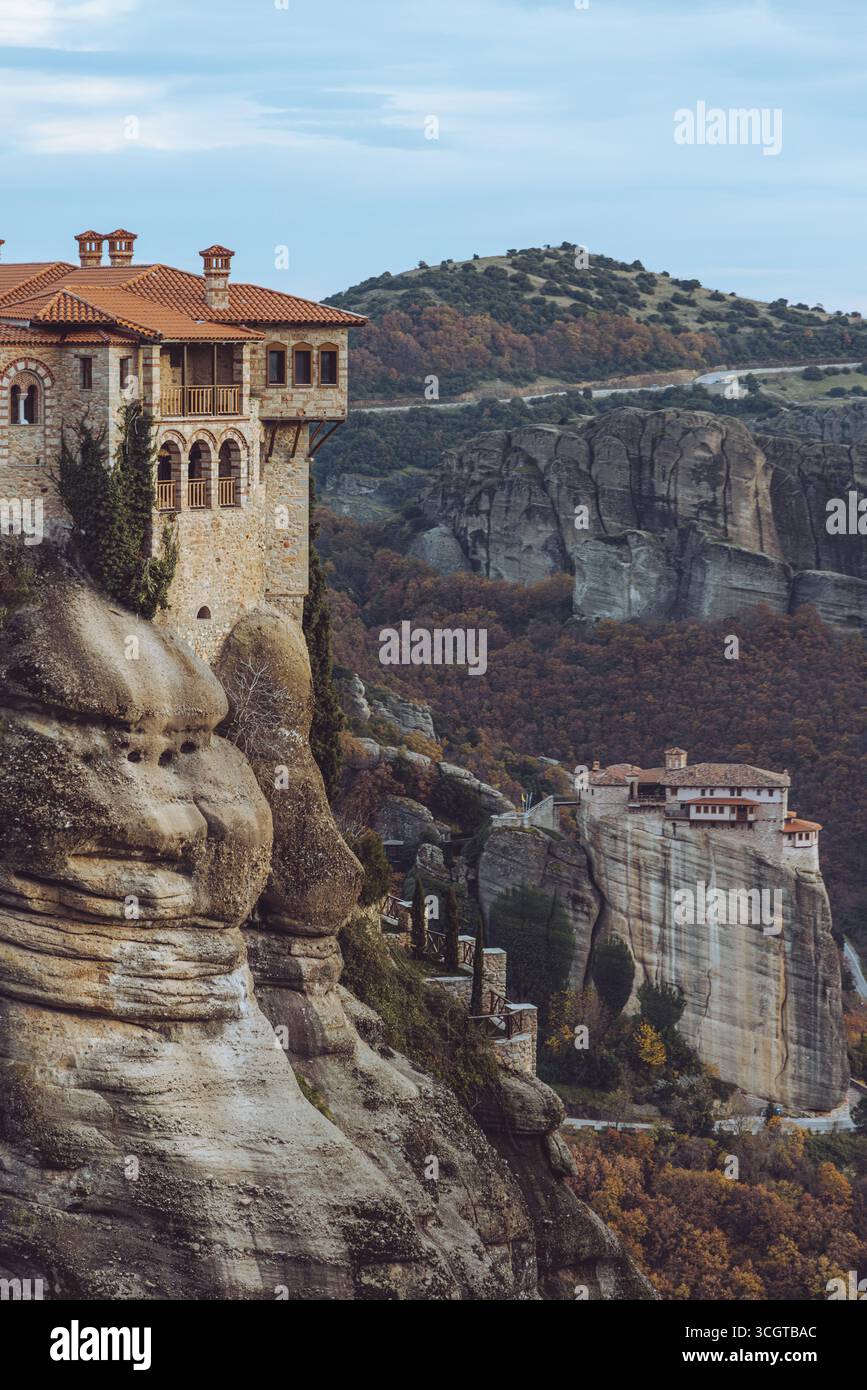 Meteora, in Grecia, presenta splendide colonne di roccia sormontate da antichi monasteri, che mescolano meraviglia naturale con meraviglie spirituali e architettoniche. Foto Stock