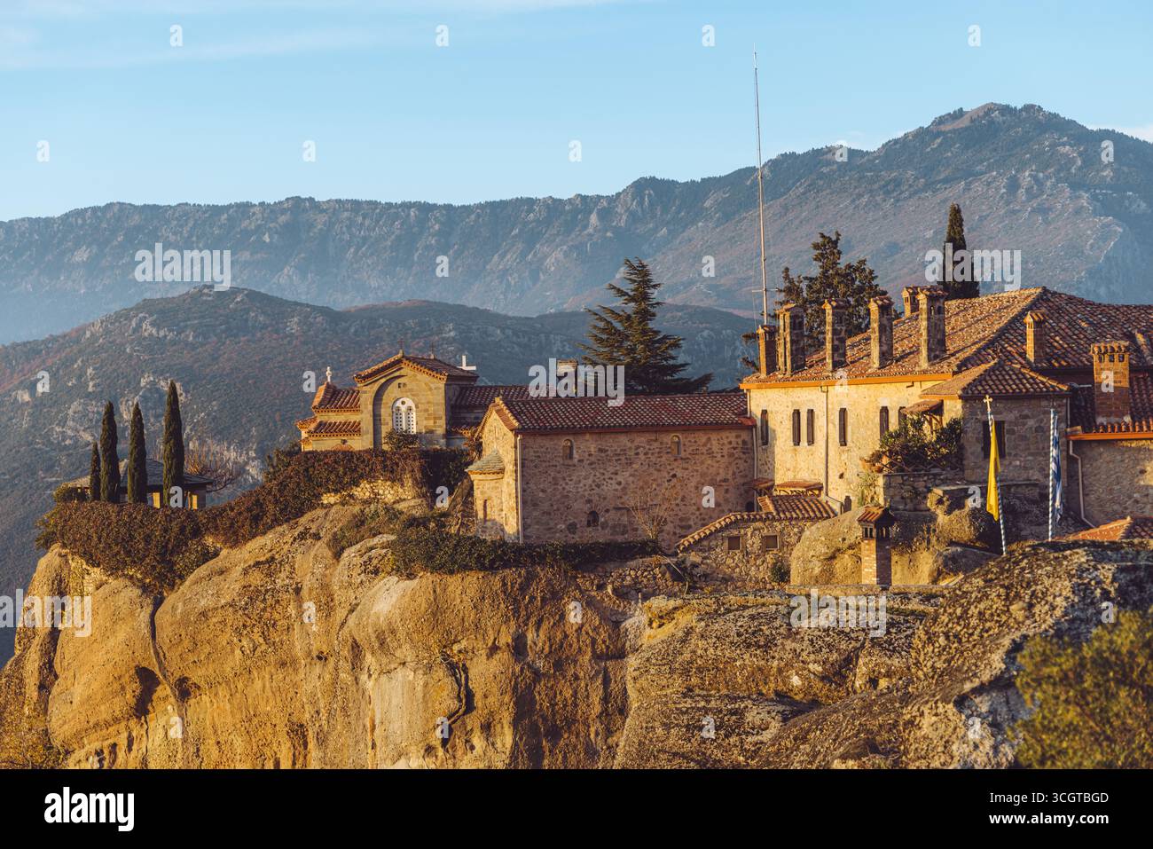 Meteora, in Grecia, presenta splendide colonne di roccia sormontate da antichi monasteri, che mescolano meraviglia naturale con meraviglie spirituali e architettoniche. Foto Stock