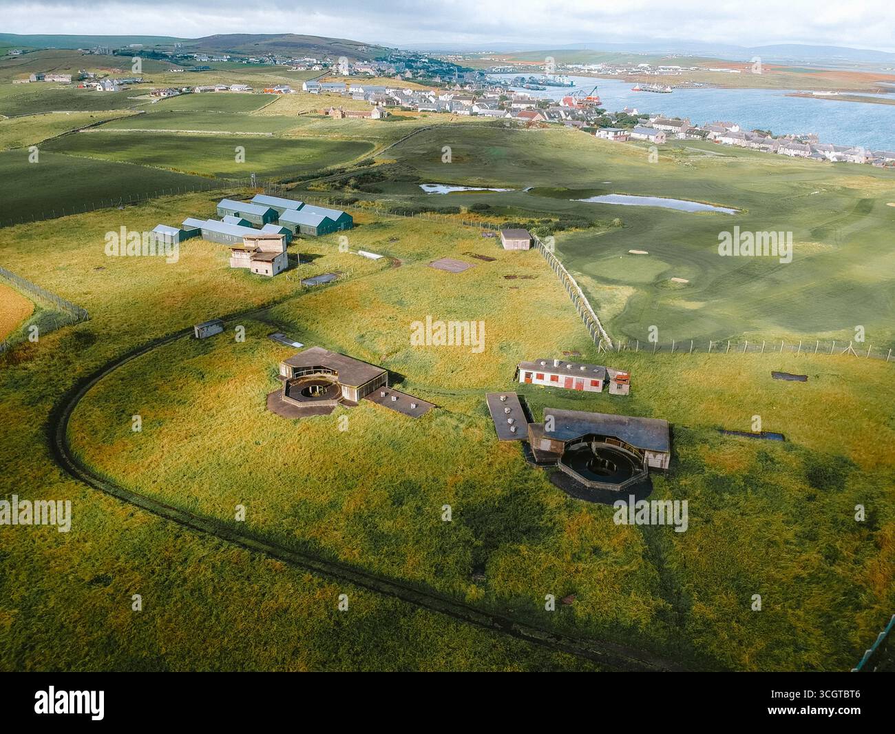 Ness Battery, vicino a Stromness, Orcadi: Una postazione di artiglieria costiera della seconda guerra mondiale con cannoni da 15 cm, capanne di legno intatte e una rara sala muri decorata con murali. Foto Stock