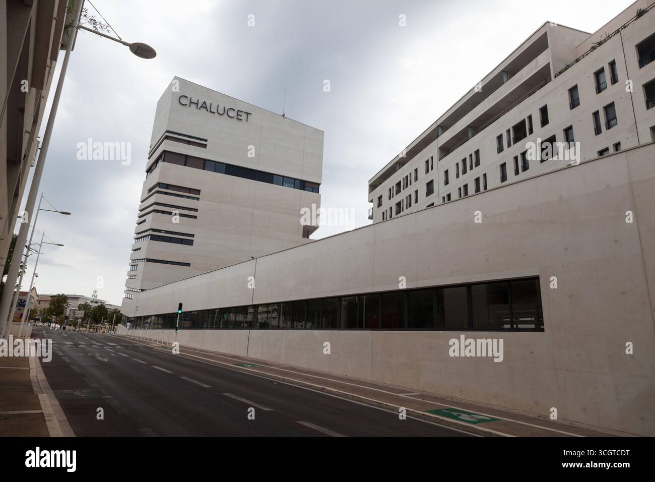 Un moderno edificio bianco e una strada vuota nell'area di Chalucet a Tolone Foto Stock