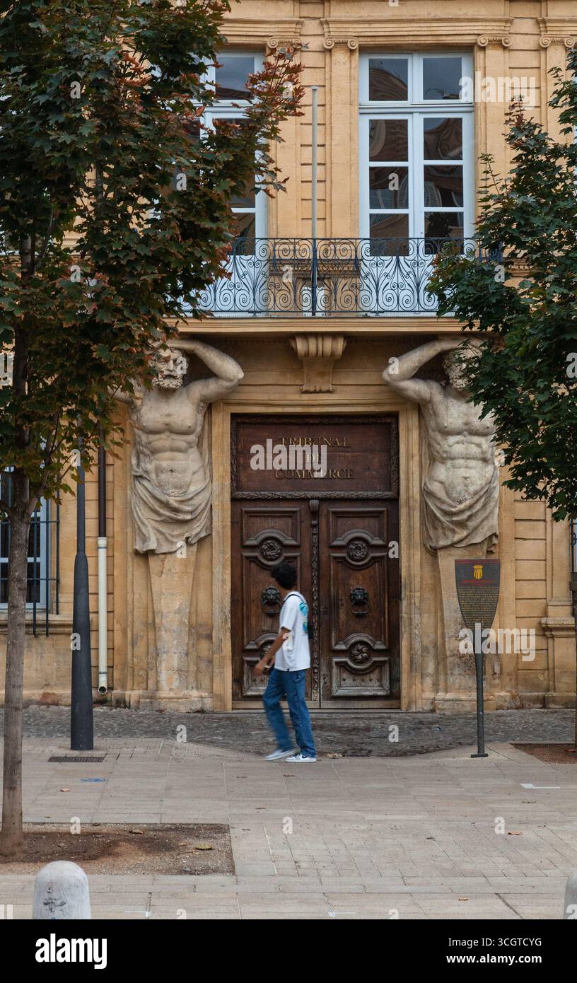 Un uomo passa davanti a un edificio ufficiale tradizionale in Francia Foto Stock