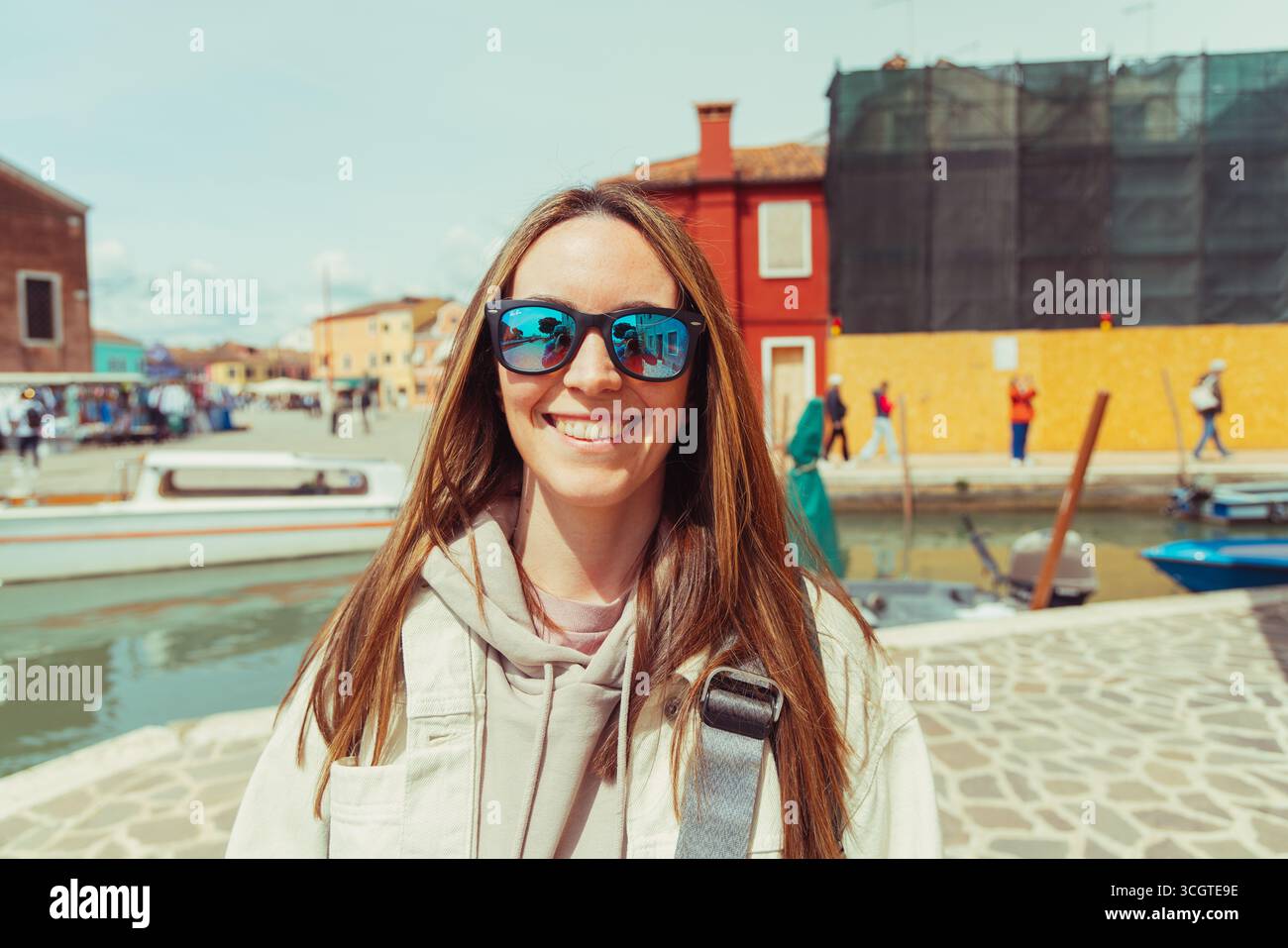 La fotografia di strada di Venezia cattura una bellezza senza tempo: Canali tortuosi, vicoli ombrosi e momenti candidi in una città che galleggia sull'acqua. Foto Stock