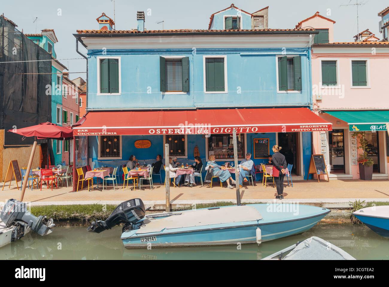 La fotografia di strada di Venezia cattura una bellezza senza tempo: Canali tortuosi, vicoli ombrosi e momenti candidi in una città che galleggia sull'acqua. Foto Stock