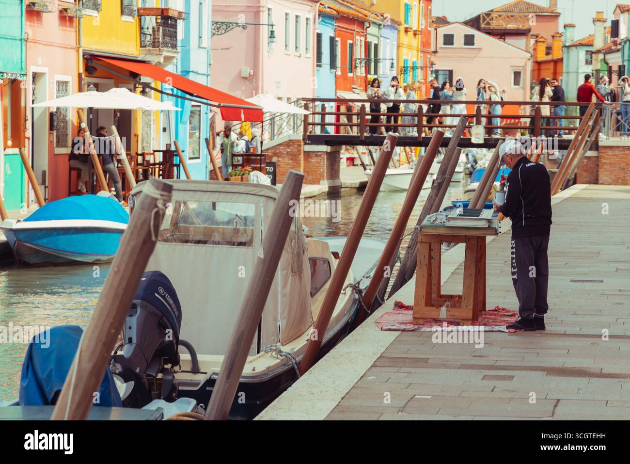 La fotografia di strada di Venezia cattura una bellezza senza tempo: Canali tortuosi, vicoli ombrosi e momenti candidi in una città che galleggia sull'acqua. Foto Stock