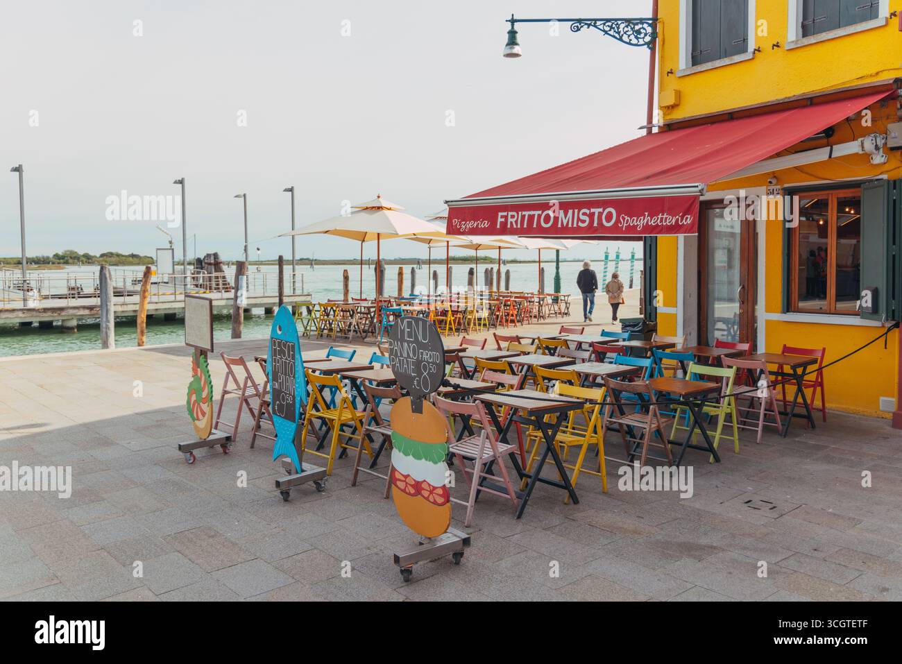 La fotografia di strada di Venezia cattura una bellezza senza tempo: Canali tortuosi, vicoli ombrosi e momenti candidi in una città che galleggia sull'acqua. Foto Stock