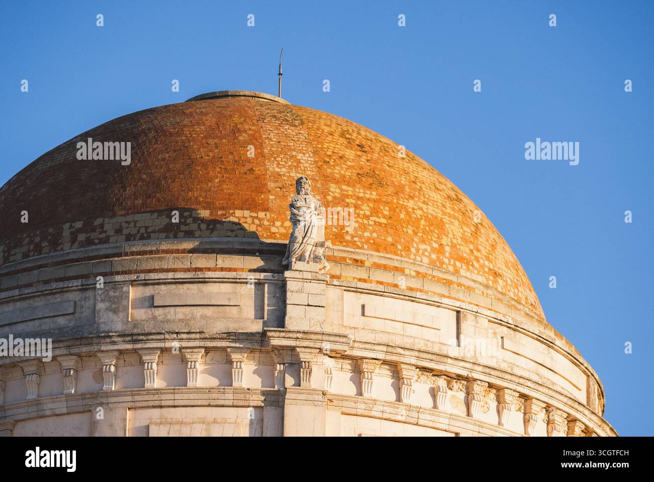 Cádiz, l'antica città portuale della Spagna, unisce spiagge dorate, ricca storia e vibrante cultura andalusa in un gioiello costiero soleggiato. Foto Stock
