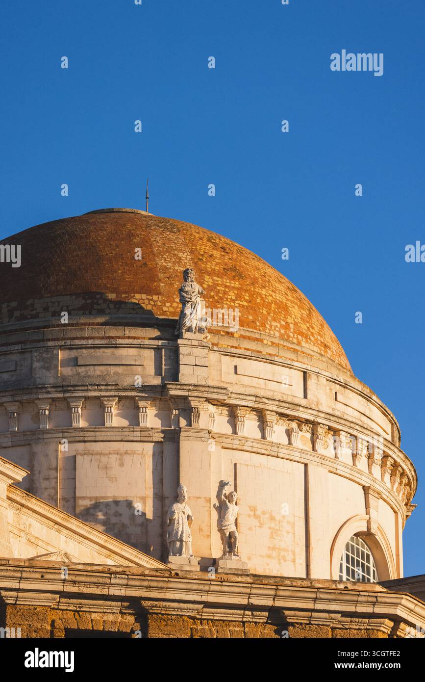 Cádiz, l'antica città portuale della Spagna, unisce spiagge dorate, ricca storia e vibrante cultura andalusa in un gioiello costiero soleggiato. Foto Stock