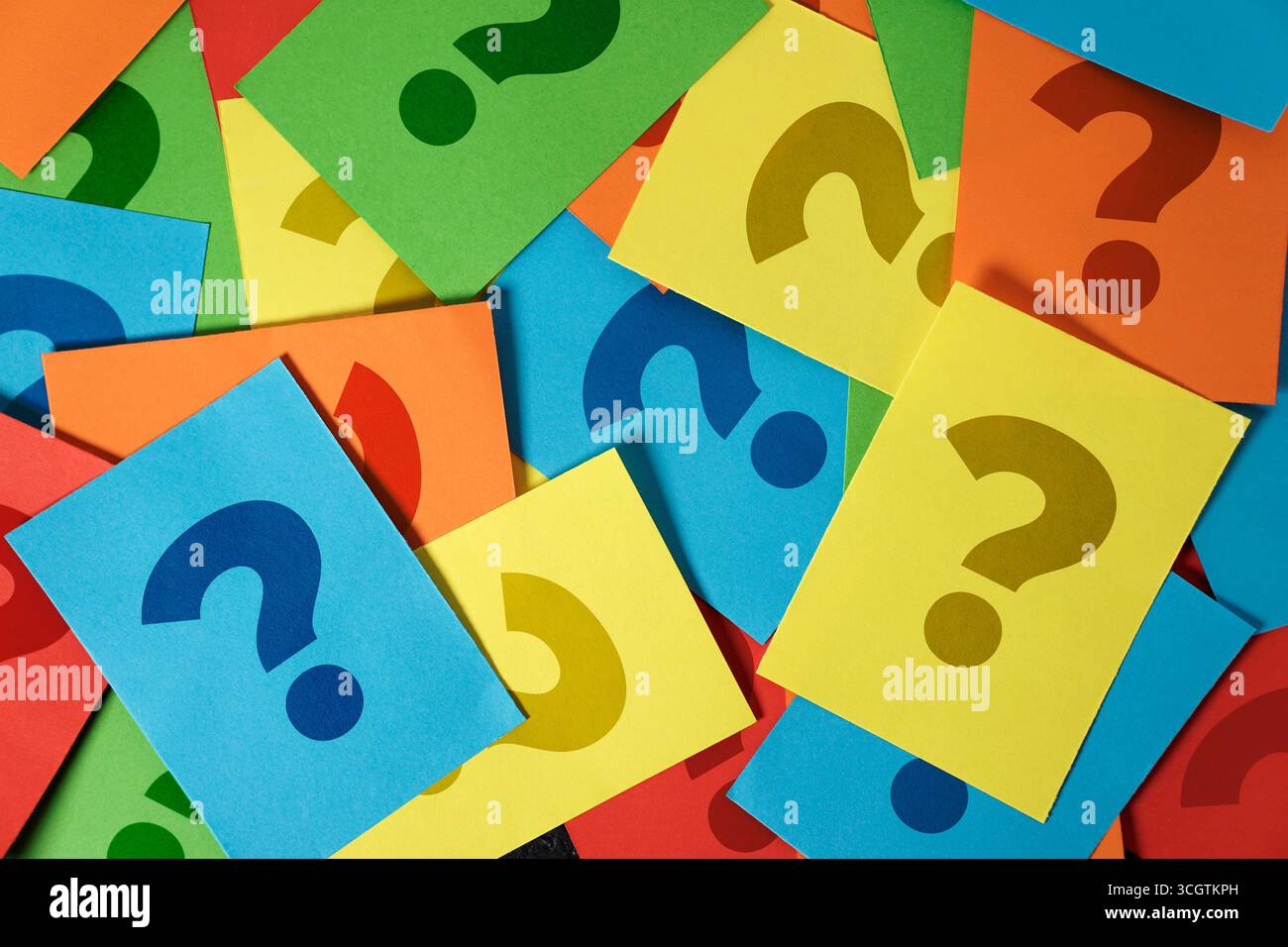 Simbolo del punto interrogativo e firma su molti appunti colorati, domande dei clienti e vista dall'alto del concetto di assistenza aziendale. Foto Stock