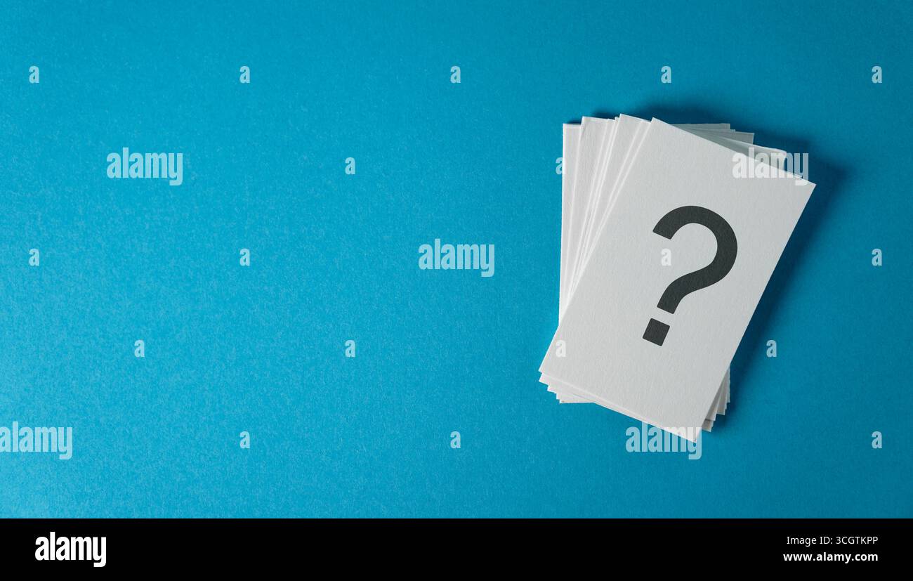 Il segno del punto interrogativo e il simbolo sulle note del white paper impilano il concetto di domande frequenti sull'azienda e sui clienti su sfondo blu ciano con spazio di copia. Foto Stock