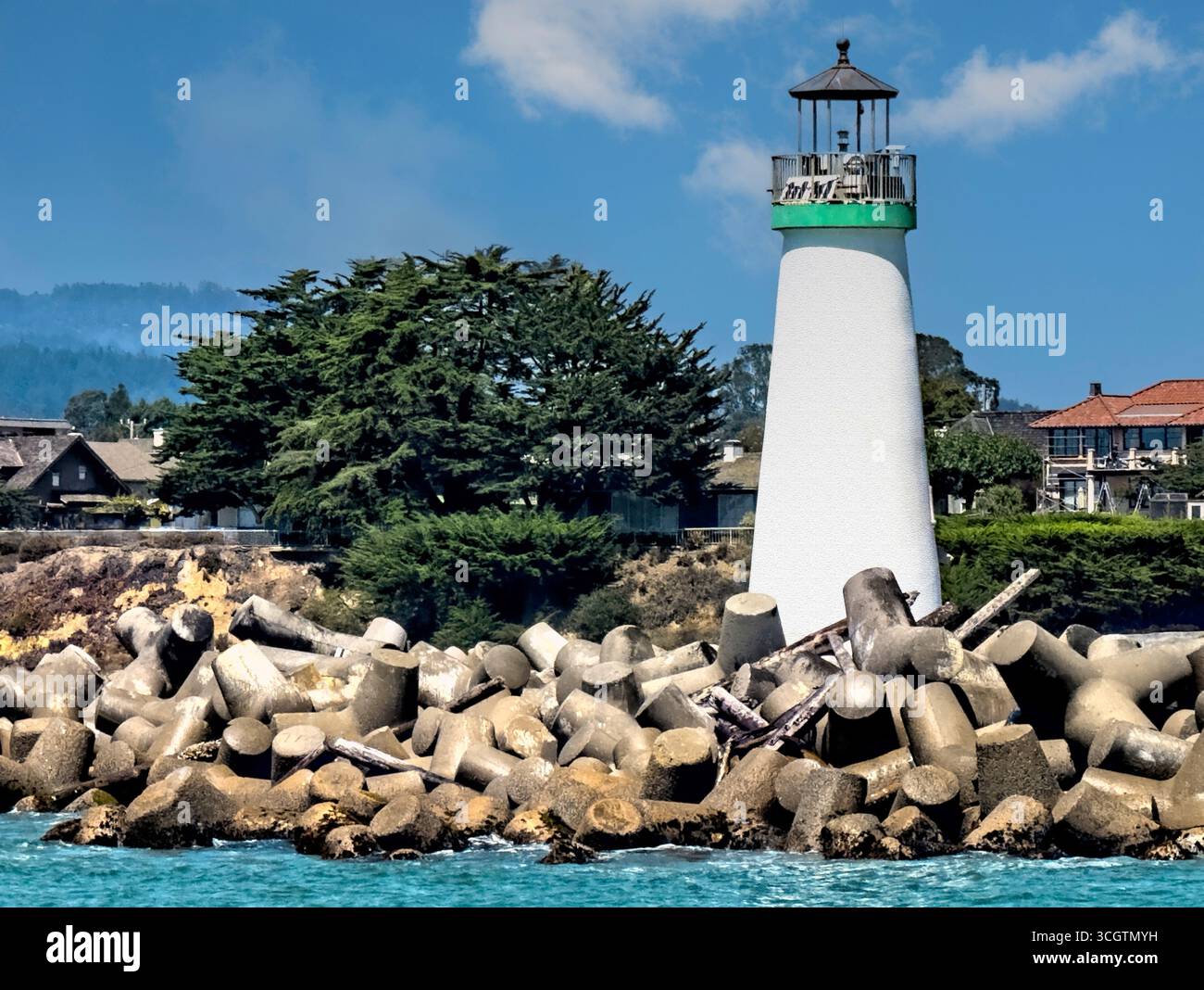 Santa Cruz, California - 26 agosto 2025: Vista del faro di Santa Cruz Breakwater conosciuto come il faro di Walton, situato presso la piccola Santa Cruz Foto Stock