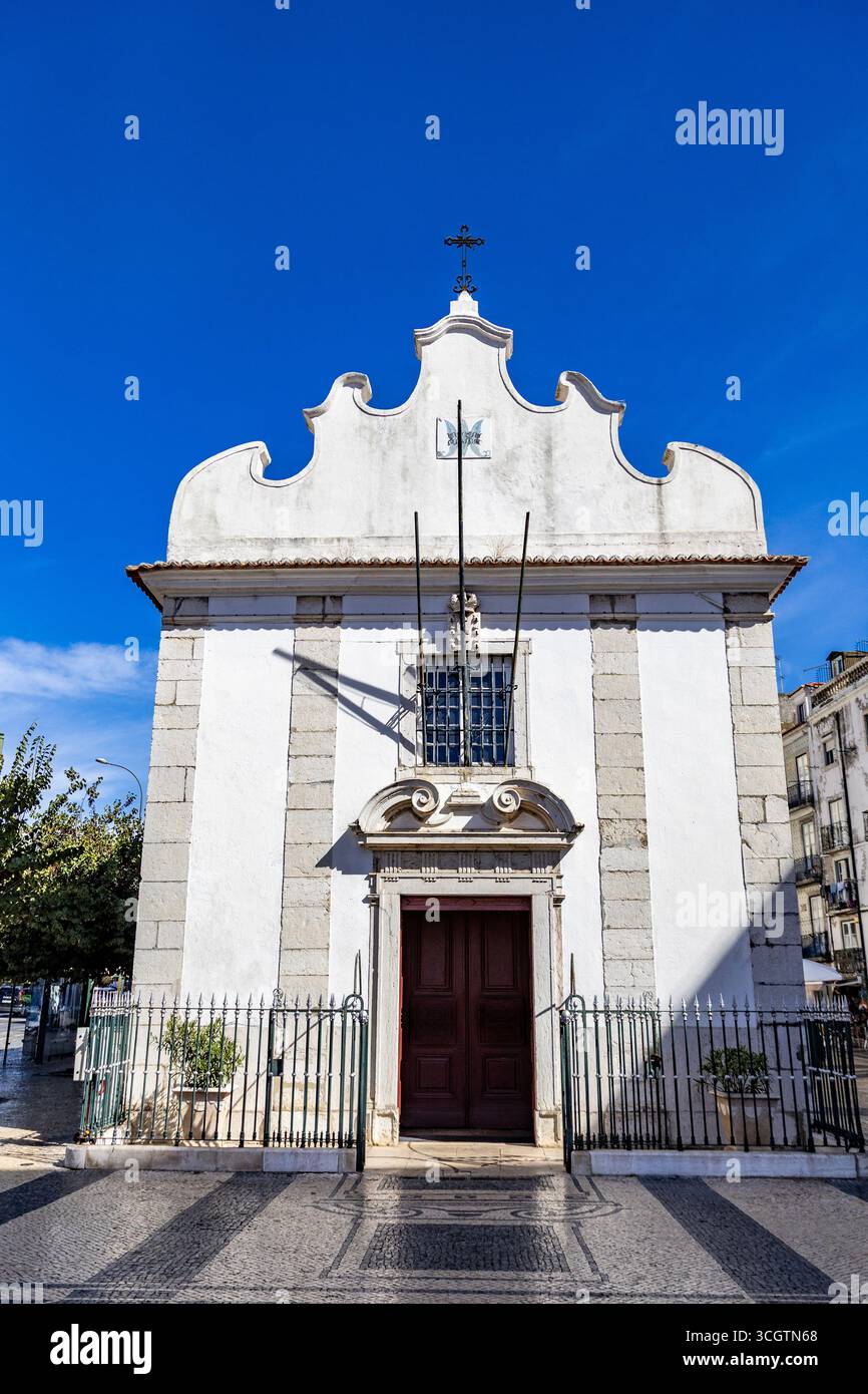 Facciata della Cappella di Nossa Senhora da Saude, Madonna della salute, costruita nel 1505 in austeri stili architettonici in Piazza Martim Moniz, Lisbona, Porto Foto Stock