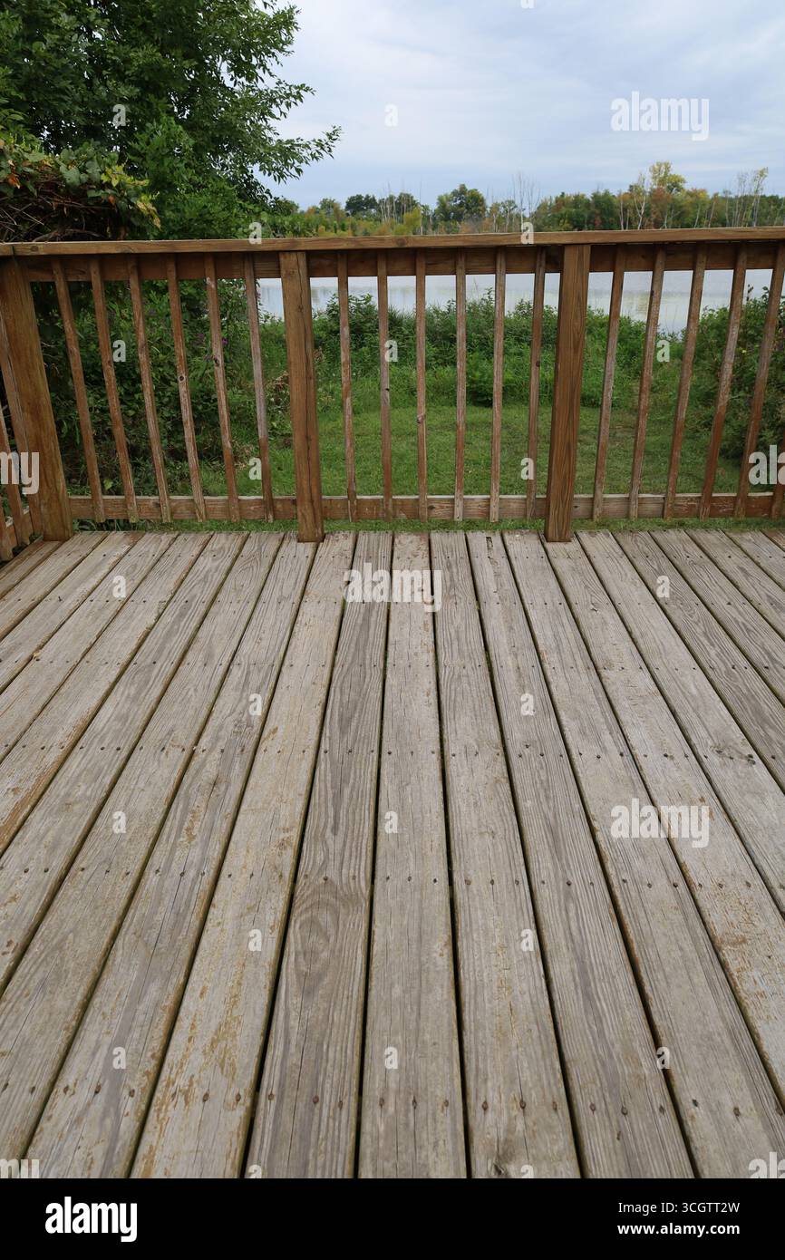 Punto di osservazione in legno nella riserva naturale, vista verso il lago delle paludi in lontananza, foto verticale Foto Stock