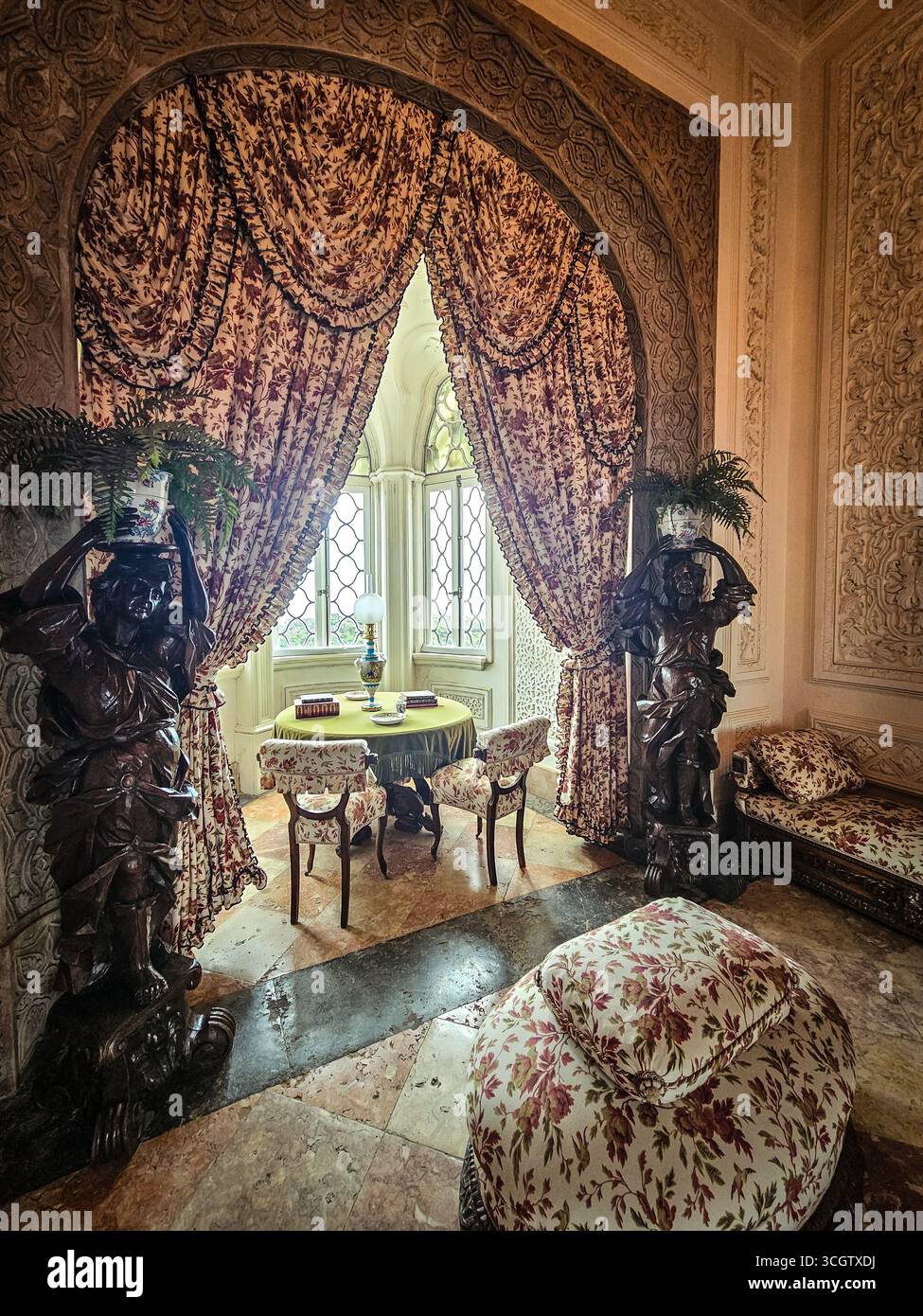 Camera interna con tende ornate e finestre gotiche nel Palácio da pena, Sintra, Portogallo Foto Stock