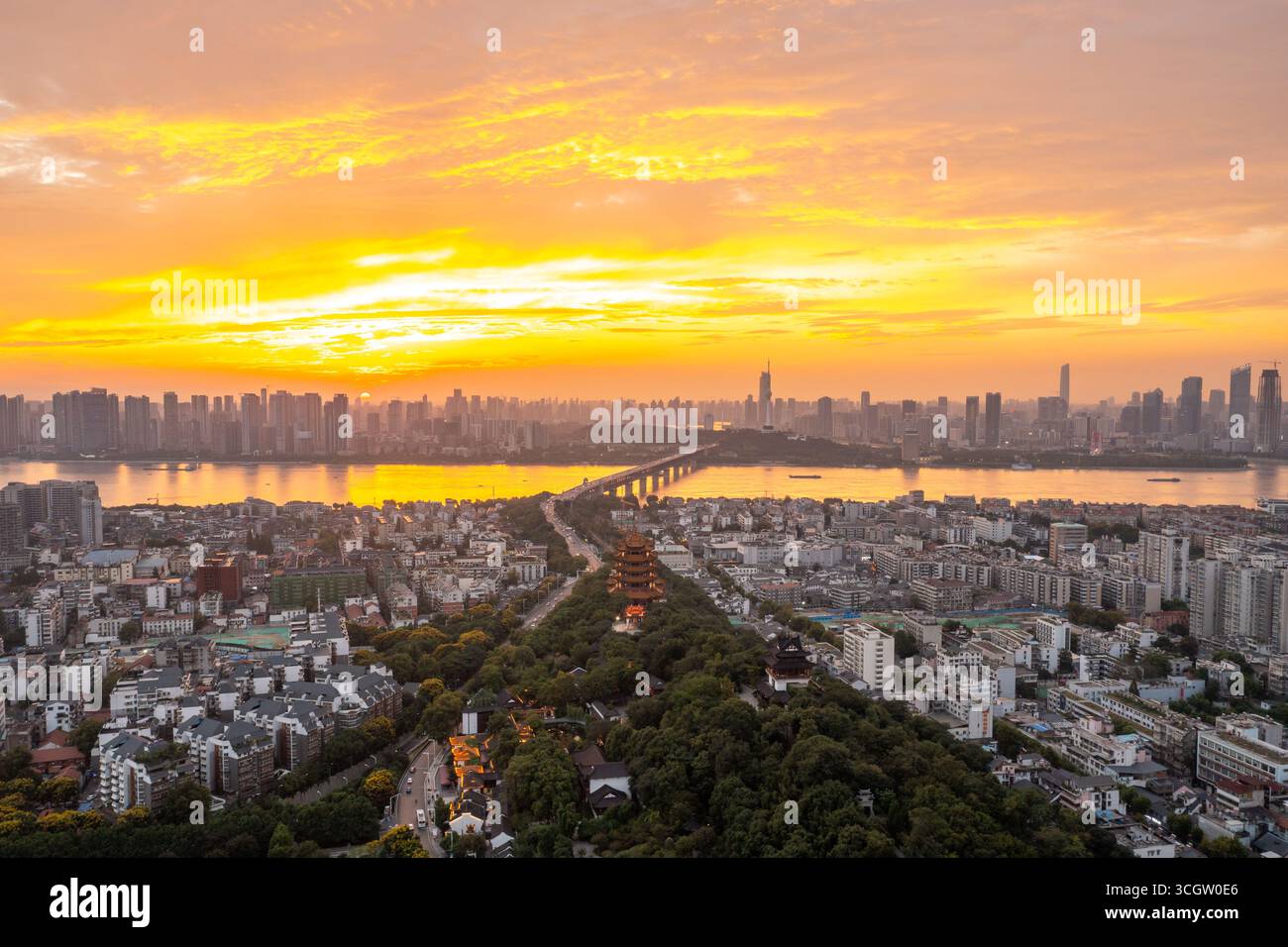 Tramonto dorato sullo skyline della città di Wuhan con il fiume Yangtze in Cina. Foto Stock