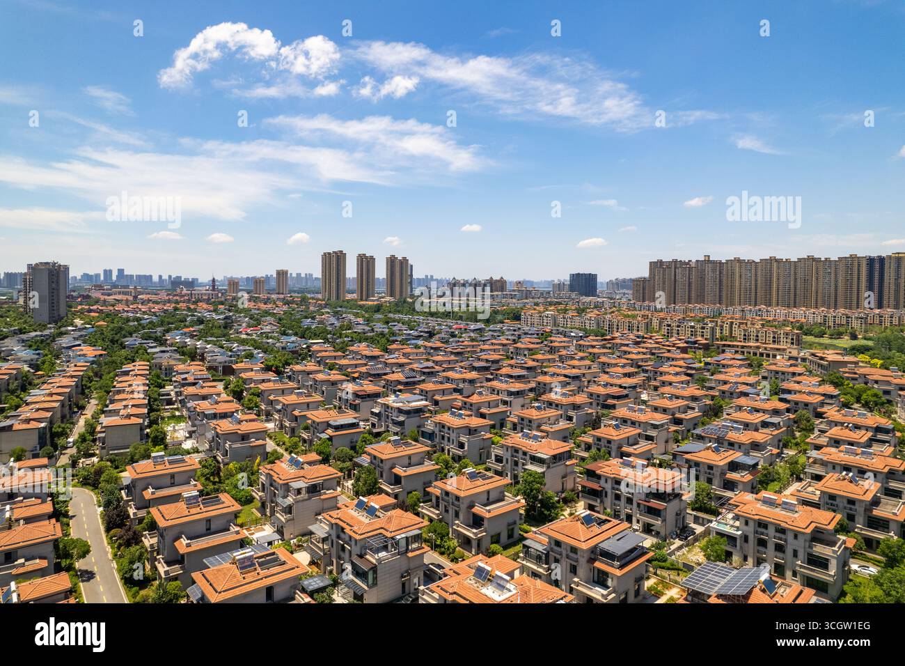Wuhan City, china vista mostra molte case con tetti rossi sotto il cielo blu. Foto Stock