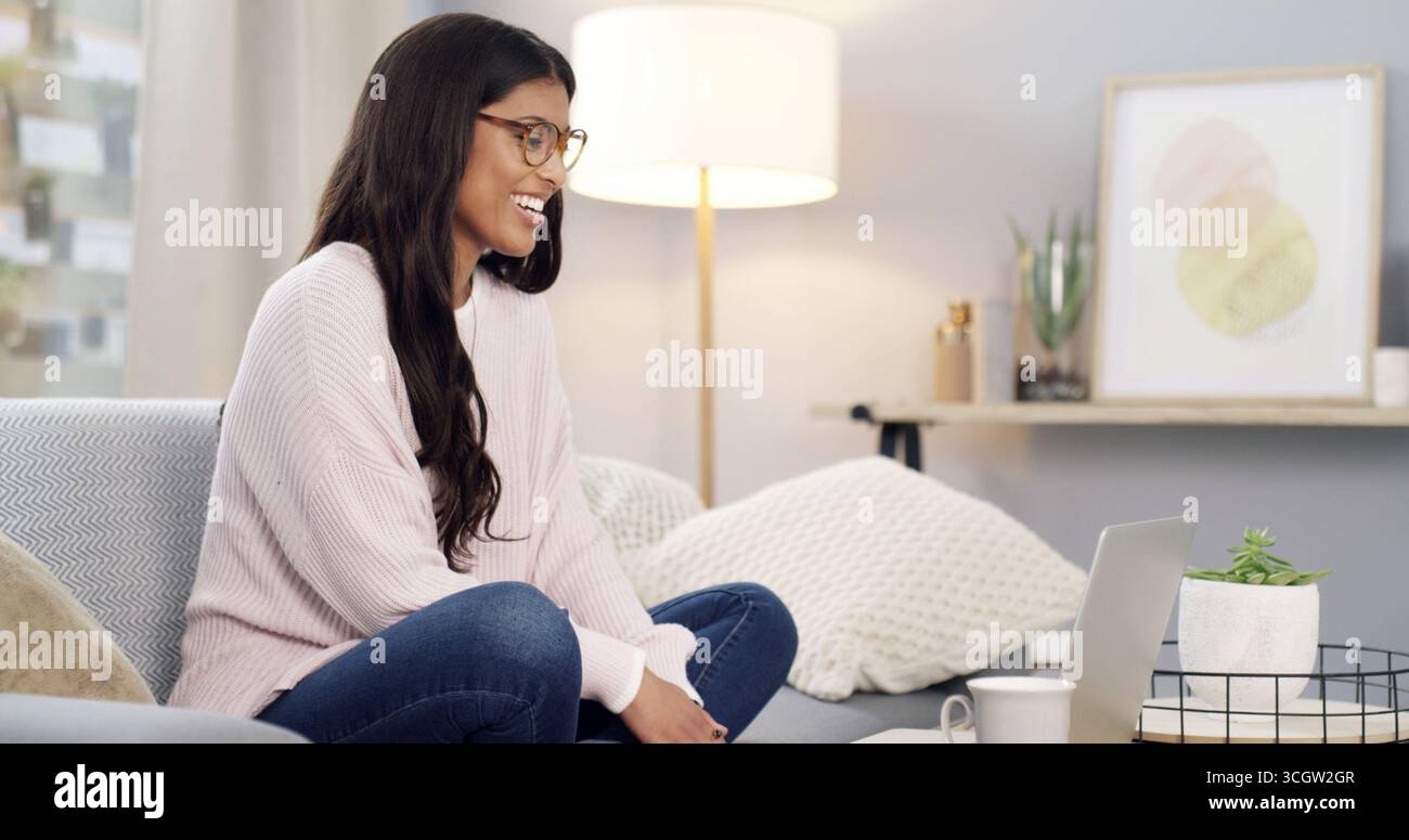 A casa, guardando film e donne sul divano, sul laptop e rilassatevi con il sorriso, il divertimento e Internet. Appartamento, computer e persona sul divano, connessione e. Foto Stock