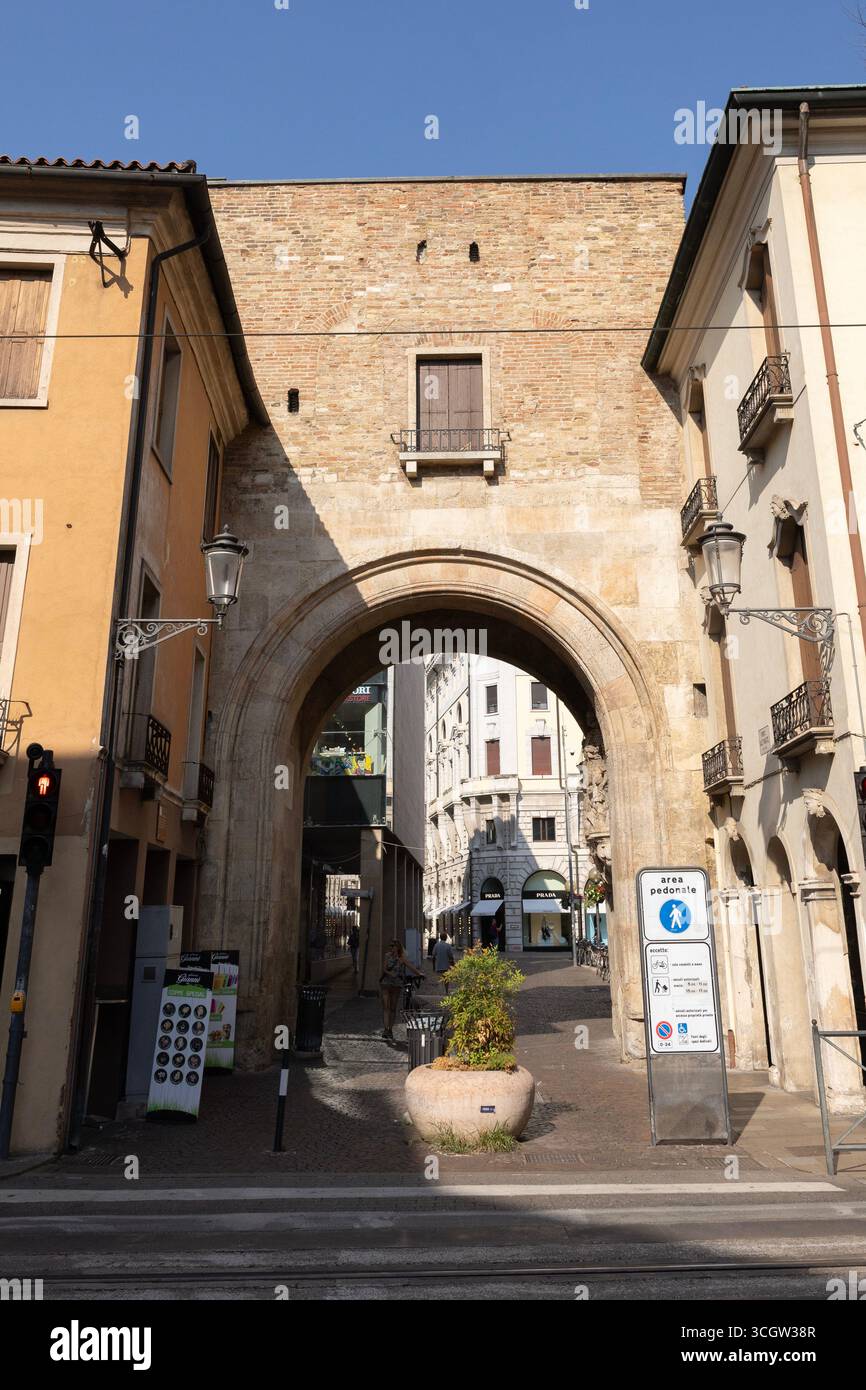 Una porta d'accesso in città. Padova è una città dell'Italia settentrionale nella regione Veneto Foto Stock