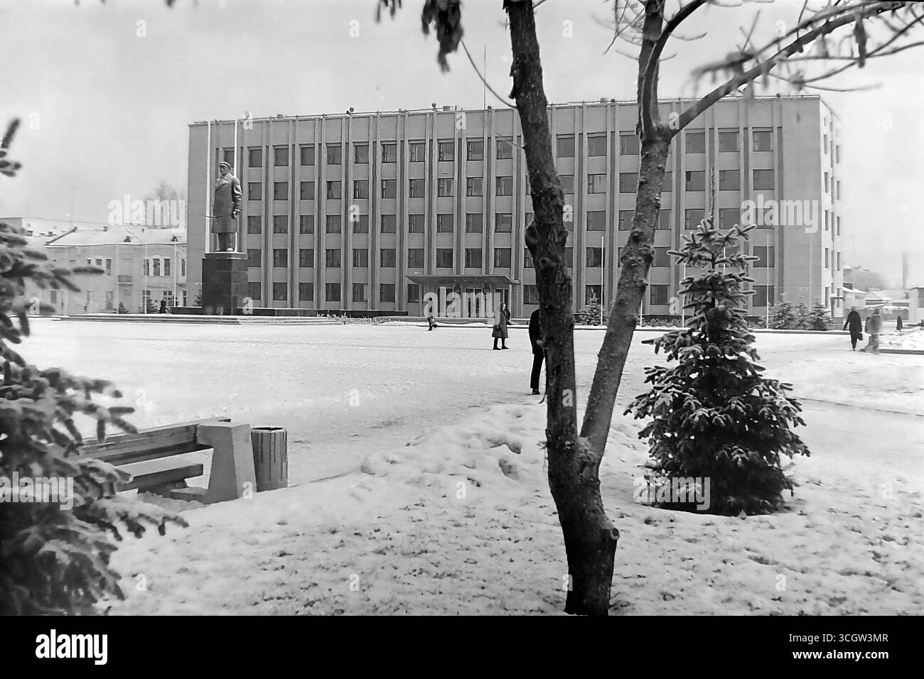Una vista invernale della piazza centrale della Rivoluzione d'ottobre (ora piazza Soborna) a Sloviansk, 1979, con un monumento a Lenin e l'edificio del Comitato cittadino contro un parco innevato, come simbolo della pacifica era sovietica nel Donbas prima della guerra Foto Stock
