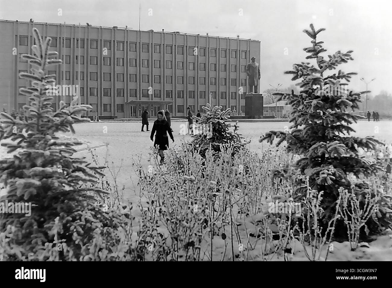 Una vista invernale della piazza centrale della Rivoluzione d'ottobre (ora piazza Soborna) a Sloviansk, 1979, con un monumento a Lenin e l'edificio del Comitato cittadino contro un parco innevato, come simbolo della pacifica era sovietica nel Donbas prima della guerra Foto Stock
