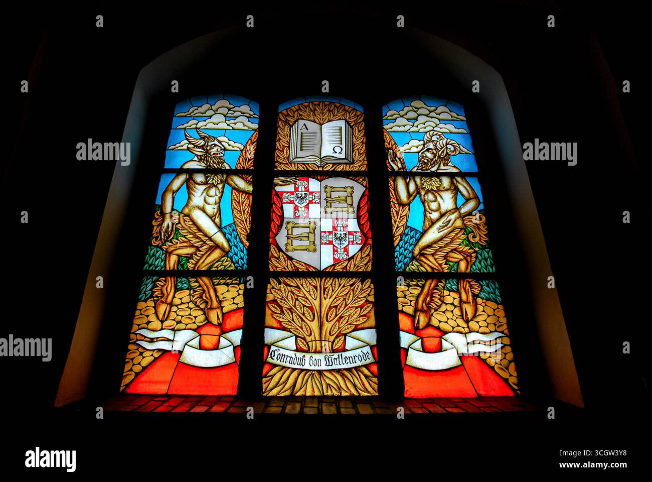 Kaliningrad, Russia - 1° maggio 2013 - vetrata colorata raffigurante simboli e figure religiose. Foto Stock