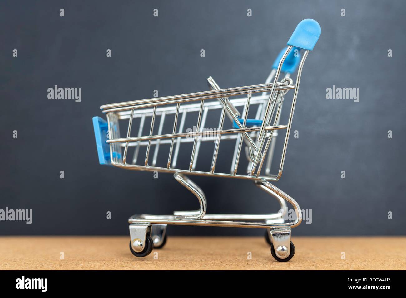 Carrello vuoto che rappresenta l'attività di shopping online e vendita al dettaglio. Foto Stock