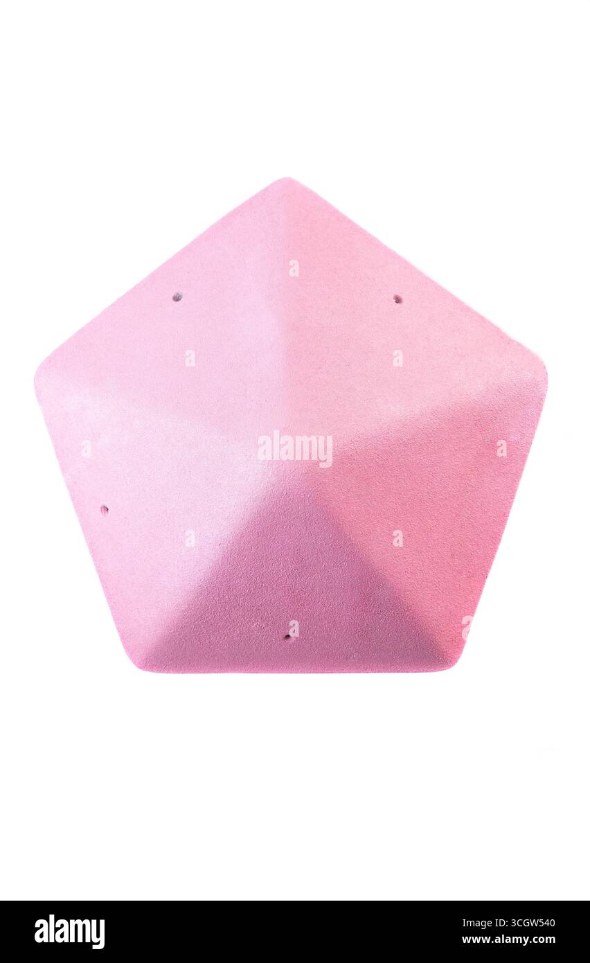 Presa per arrampicata rosa con superficie ruvida per allenamenti di arrampicata in interni ed esterni, progettata per migliorare la presa e la tecnica sulle pareti. Foto Stock
