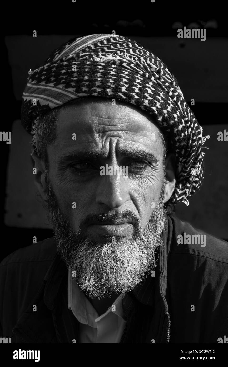L'uomo curdo indossa un jamdani, presta attenzione al suo lavoro, mostra cultura curda, patrimonio e artigianato. Foto Stock