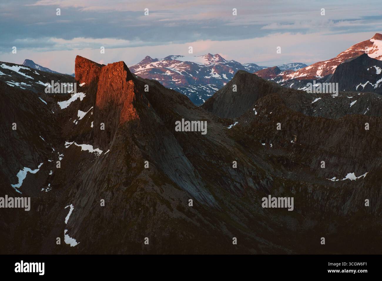 Norvegia tramonto paesaggio roccioso catena montuosa in Nordland, Meloy -sole di mezzanotte paesaggio di montagna natura selvaggia stagione estiva Vista aerea panoramica trav Foto Stock