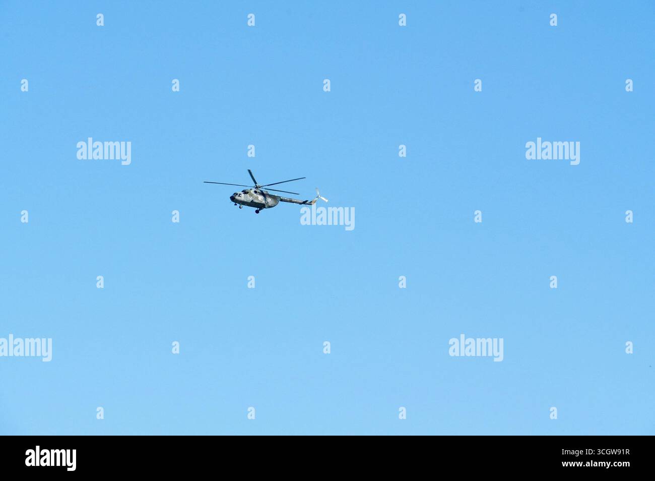 Elicottero che vola nel cielo blu, primo piano della foto Foto Stock