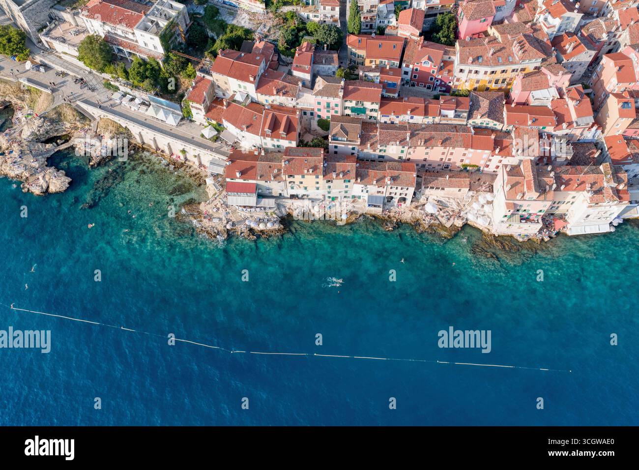 Vista aerea dall'alto verso il basso della storica città vecchia di Rovigno, in Croazia, con le sue case in pietra sul lungomare Foto Stock